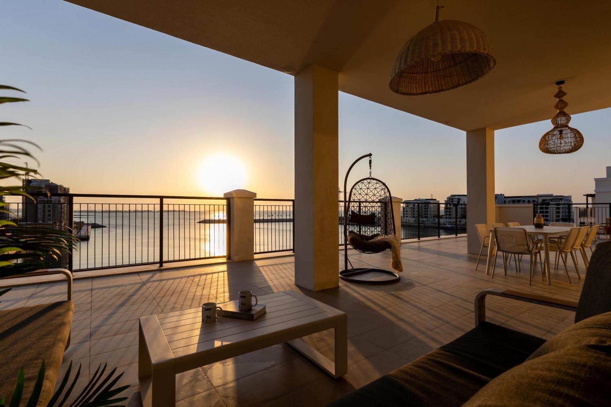 Higuests Experience Coastal Elegance At La Rive 2 In La Appartement *