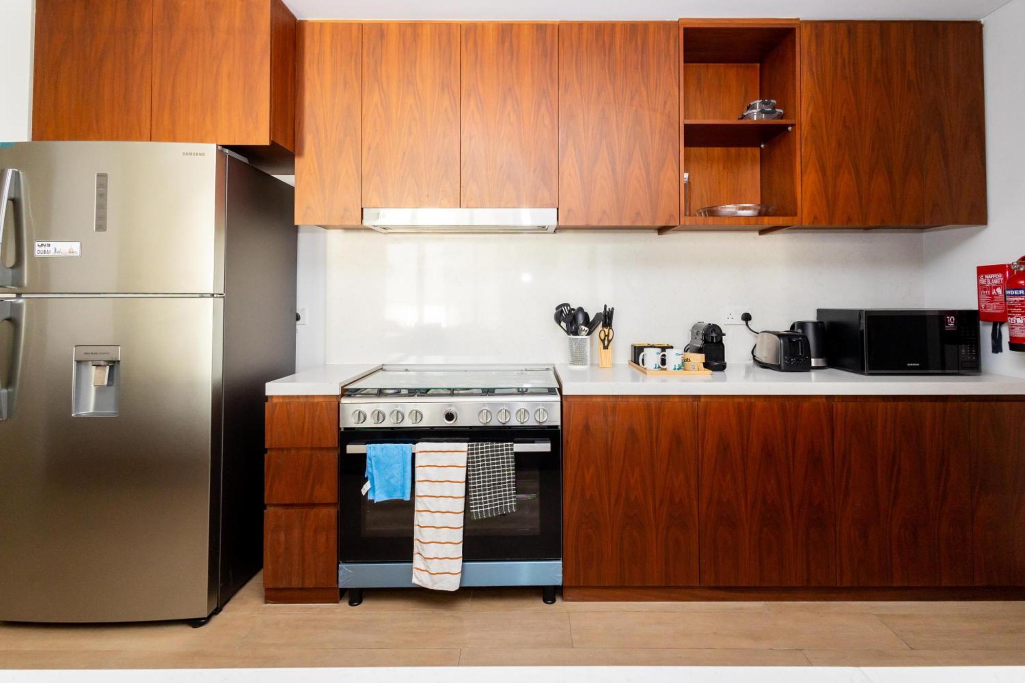 Higuests Experience Coastal Elegance At La Rive 2 In La Appartement Dubai
